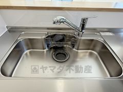 大きなお鍋も楽々洗える幅の広いシンクです＾＾ステンレスシンクなので簡単にお掃除できますよ。洗剤やスポンジもすっきりできる収納付き。