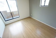 主寝室としてお使いいただけそうなこちらのお部屋は、日当たりが良く、爽やかな風を感じて起きる朝は、快適生活の始まりに。