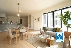 22.2帖。家族が集まる開放的なリビング。思い思いの時間を過ごしたり食事をしたり、素敵な団らんの場になりますね。家具はCCによるイメージ画像