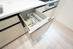 炊事時間を大幅に短縮できる食器洗浄乾燥機付き＾＾食器を洗う手間が減るので家族とのコミュニケーションの時間や自分の時間が増えますね。