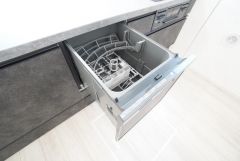 炊事時間を大幅に短縮できる食器洗浄乾燥機付き＾＾食器を洗う手間が減るので家族とのコミュニケーションの時間や自分の時間が増えますね。