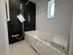 1日の疲れを癒すくつろぎのバスルーム。足を伸ばしてもゆったりと入れるサイズです。お子様と一緒にお風呂に入っても狭くないですね＾＾