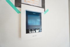 防犯はもちろん、セールスマン対策にもなるモニター付きインターホンです。 来訪者の顔が見えるので安心ですね＾＾