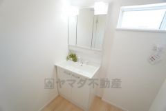 三面鏡裏収納付き洗面化粧台です＾＾ 歯磨きセットやスキンケア用品などの収納に便利ですね。 生活感も隠すことができ、来客時にも安心です。