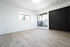 8帖。主寝室としてお使いいただけそうなこちらのお部屋は、日当たりが良く、爽やかな風を感じて起きる朝は、快適生活の始まりに。 