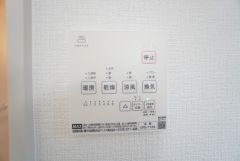 浴室暖房乾燥機には、暖房、乾燥、涼風、換気の4つの機能が付いています。タイマー付きです。換気・雨の日の洗濯も安心です＾＾