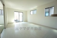 大きな掃き出し窓のあるリビングは、陽光あふれる明るい空間です。ゆったりと寛げる憩いの場となりそうです。