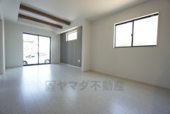 大きな掃き出し窓のあるリビングは、陽光あふれる明るい空間です。ゆったりと寛げる憩いの場となりそうです。折り上げ天井です＾＾