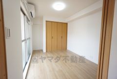 バルコニーに面した約5.3帖の洋室。