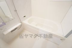 1日の疲れを癒すくつろぎのバスルーム。足を伸ばしてもゆったりと入れるサイズです。お子様と一緒にお風呂に入っても狭くないですね＾＾