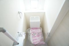 1階2階の2ヶ所にトイレがありますので、忙しい朝にも家族に気を使わず、ゆとりが生まれますね＾＾ 小窓付きで換気する時に便利です＾＾