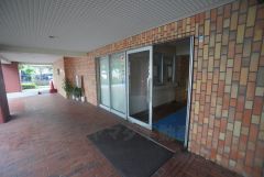 マンションのエントランスは、防犯性を高めるオートロックや来客対応スペースがあり、住まいの顔として安心感を与えます。
