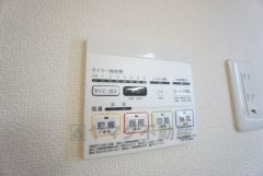 浴室暖房乾燥機付き。天候に左右されず、いつでも好きなときに洗濯物を干せるので、仕事や家事で忙しい方に重宝します。