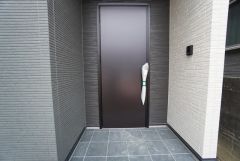 家の顔となる玄関扉がかっこいいと、たくさんの人を招き入れたくなりますね＾＾奥まって設置されており、雨にも濡れにくくなっています。