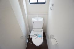 温水洗浄機付トイレです。トイレは2ヶ所設けられているので、来客時にも気兼ねなく使えますね。小窓付きで換気も出来ます。