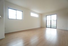 大きな掃き出し窓のあるリビングは、陽光あふれる明るい空間です。ゆったりと寛げる憩いの場となりそうです。 