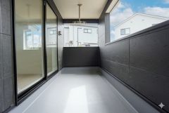 広々としたバルコニー。 天気のいい日にはお布団もまとめて干せそうですね＾＾