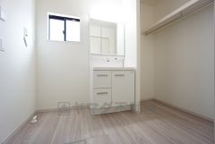 三面鏡裏収納付き洗面化粧台です＾＾ 歯磨きセットやスキンケア用品などの収納に便利ですね。
