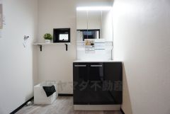 三面鏡つき洗面台。収納も一体型になっているので、化粧品や予備の歯ブラシ等もきれいに整頓できますね。