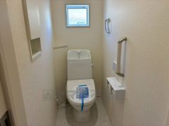 1階2階の2ヶ所にトイレがありますので、忙しい朝にも家族に気を使わず、ゆとりが生まれますね＾＾ 小窓付きで換気する時に便利です＾＾