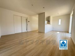 家族が集まる開放的なリビング。思い思いの時間を過ごしたり食事をしたり、素敵な団らんの場になりますね。