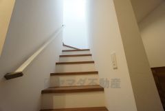 手摺り付きの階段なので小さいお子様や、ご年配の方が昇り降りする際も安心ですね＾＾