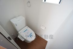 温水洗浄機付トイレです。節水機能もあるので、安心して使えますね。もちろん、1階2階の2ヶ所にトイレがあるので、忙しい朝にもゆとりができますね。