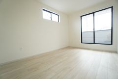 6.4帖。主寝室としてお使いいただけそうなこちらのお部屋は、日当たりが良く、爽やかな風を感じて起きる朝は、快適生活の始まりに。
