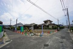 角地なので、開放感が得られます。 また、日差しが入りやすく、家の奥まで明るくなるのが嬉しいポイントです。