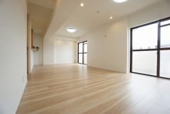 大きな窓のあるリビングは、陽光あふれる明るい空間です。居心地良く、ご家族皆がゆったりくつろげる憩いの空間となりそうです。