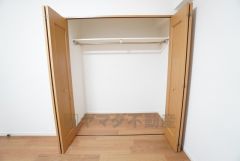 洋室にはハンガーパイプ付きのクローゼットが設けられています。たっぷり収納できるので衣替えの心配もいりませんね＾＾