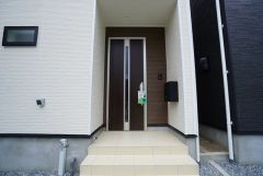 家の顔となる玄関扉がかっこいいと、たくさんの人を招き入れたくなりますね＾＾