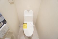 壁リモコンタイプのウォシュレット付きトイレです。すっきりした見た目で、トイレ奥の掃除もしやすいです＾＾