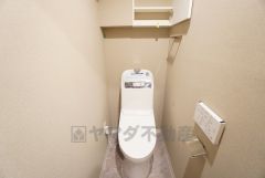 ウォシュレット、暖房便座、節電・節水機能など、使い勝手のよい高機能トイレです。 上部には収納棚が付いています＾＾