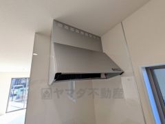 コンロ上には換気扇完備＾＾すぐ横に小窓が設けられているので、換気扇と合わせてWで換気できます＾＾