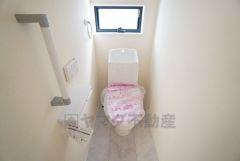 1階2階の2ヶ所にトイレがありますので、忙しい朝にも家族に気を使わず、ゆとりが生まれますね＾＾ 小窓付きで換気する時に便利です＾＾