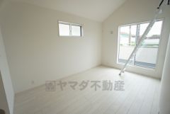 勾配天井を採用したロフト付きの主寝室。明るく開放的です＾＾