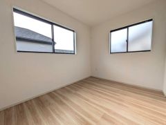 2面採光を確保した明るい室内は、風通しも良く、大変居心地の良い空間となっております。日当たりがよく、子供部屋としての利用もおすすめ。