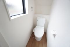 温水洗浄機付トイレです。節水機能もあるので、安心して使えますね。もちろん、1階2階の2ヶ所にトイレがあるので、忙しい朝にもゆとりができますね。