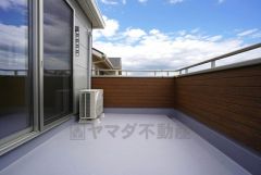 広々としたバルコニー。 天気のいい日にはお布団もまとめて干せそうですね＾＾