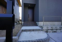 玄関扉が奥まって設置されているので、雨にも濡れにくくなっています。