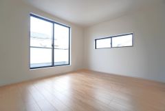 10帖。主寝室としてお使いいただけそうなこちらのお部屋は、日当たりが良く、爽やかな風を感じて起きる朝は、快適生活の始まりに。