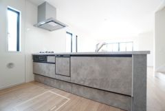 対面式キッチンなのでリビングにいるご家族とコミュニケーションを取りながら洗い物や、お料理が楽しめそうですね＾＾