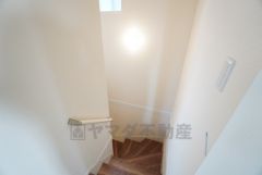 お子様も高齢の方も安心して上り下りができる手摺がついた安心設計です。 階段には小窓を配置しました。日中でも暗くなりがちな階段下が明るくなり安全ですね。