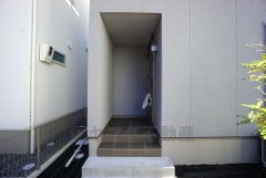 玄関には屋根があるので雨の日も安心してカバンの中から鍵が探せますね＾＾
