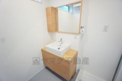 お洒落な雰囲気の洗面化粧台です＾＾ ミラー横には収納スペースがあり歯磨きセットやスキンケア用品などの収納に便利ですね＾＾