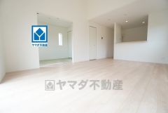 窓から光が差し込む開放感があるリビングダイニングです＾＾