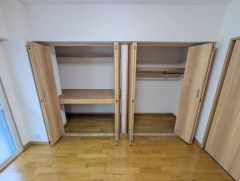 洋室にはハンガーパイプ付きのクローゼットが設けられています。たっぷり収納できるので衣替えの心配もいりませんね＾＾ 全居室収納付き＾＾ 