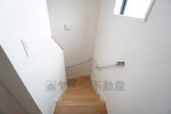 お子様も高齢の方も安心して上り下りができる手摺がついた安心設計です。 階段には小窓を配置しました。日中でも暗くなりがちな階段下が明るくなり安全ですね。