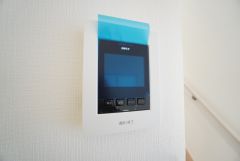 防犯はもちろん、セールスマン対策にもなるモニター付きインターホンです。 来訪者の顔が見えるので安心ですね＾＾